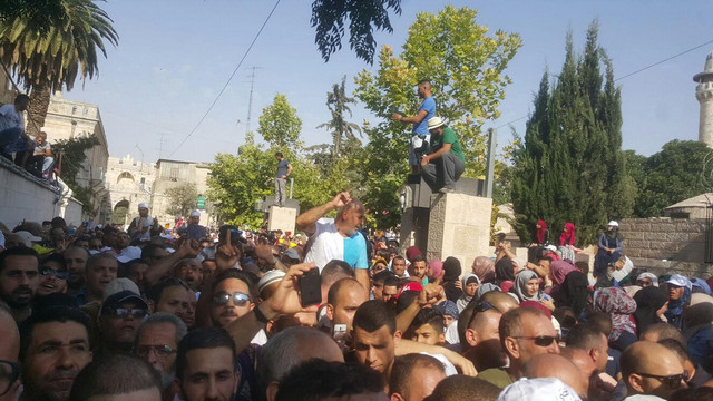 مواجهات بين الشرطة والمصلين داخل المسجد الأقصى